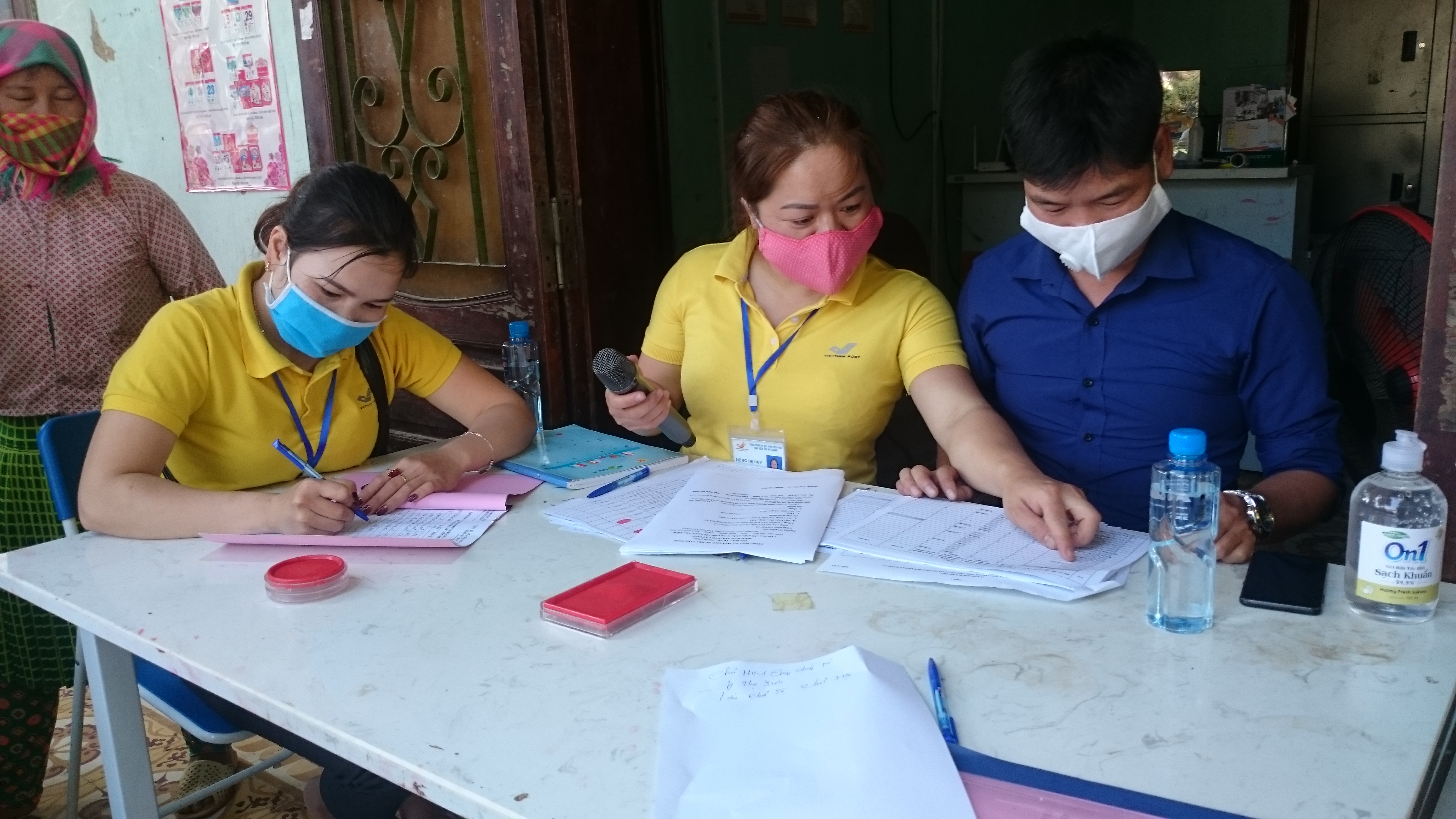 Bưu điện huyện Đồng Văn phối hợp với UBND xã Lũng Phìn chi trả chế độ theo Nghị quyết 42/NQ-CP và Quyết định 15 của Chính Phủ cho nhân dân