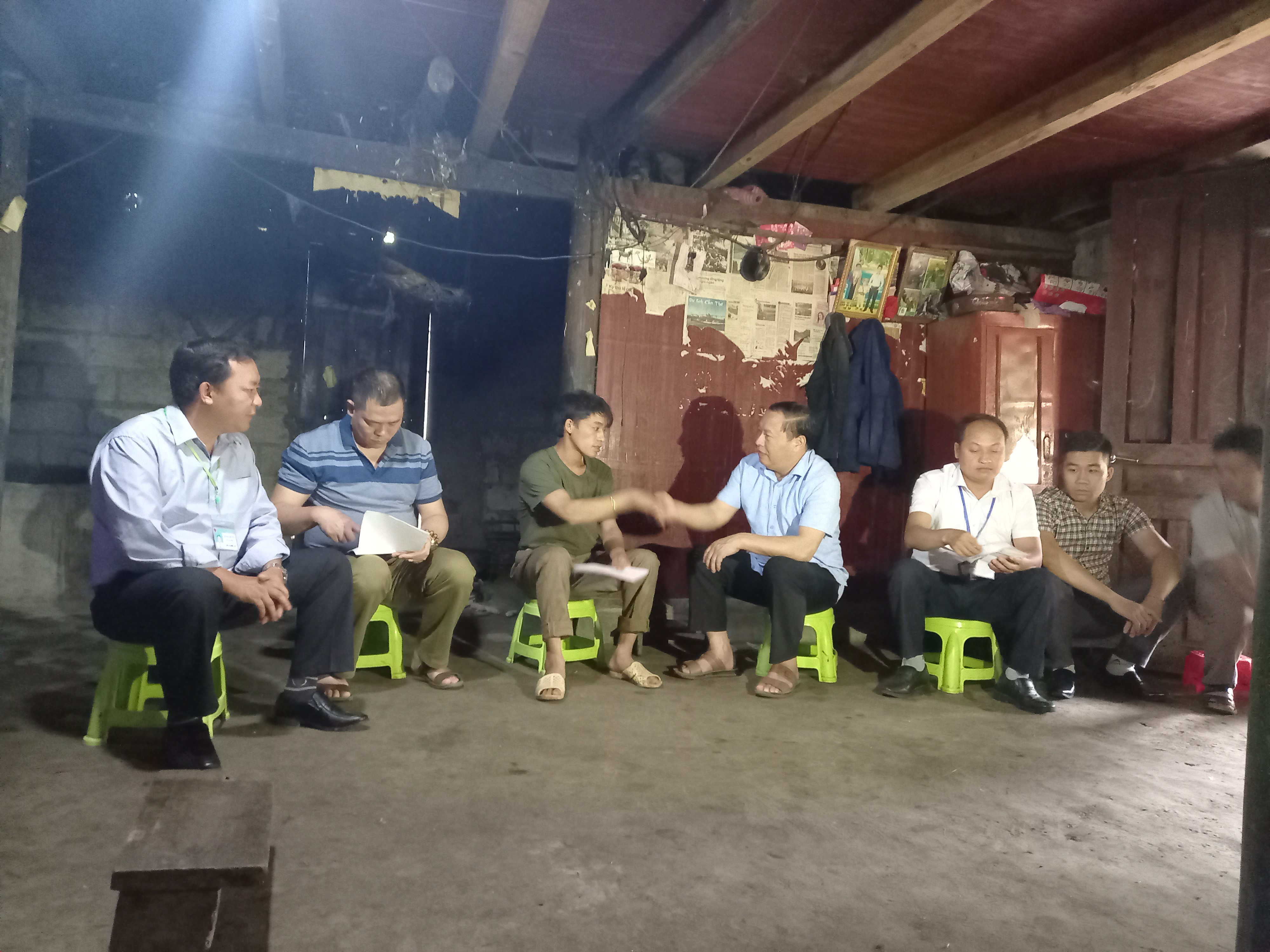 Lãnh đạo UBND huyện tặng quà cho gia đình chính sách xã Lũng Phìn