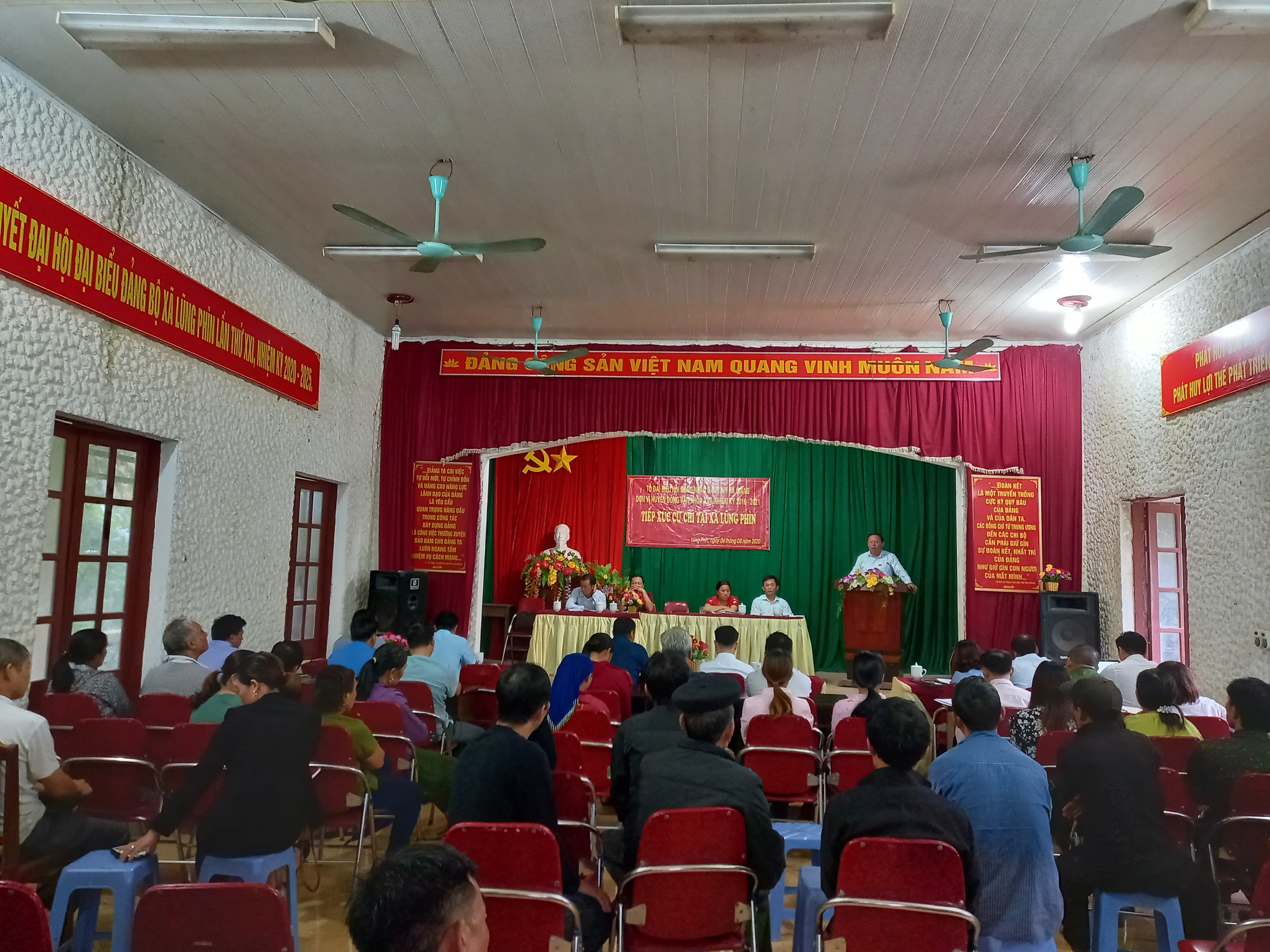 Tổ đại biểu HĐND tỉnh Hà Giang, đơn vị huyện Đồng Văn khóa XVII, nhiệm kỳ 2016 - 2021 tiếp xúc cử tri tại xã Lũng Phìn