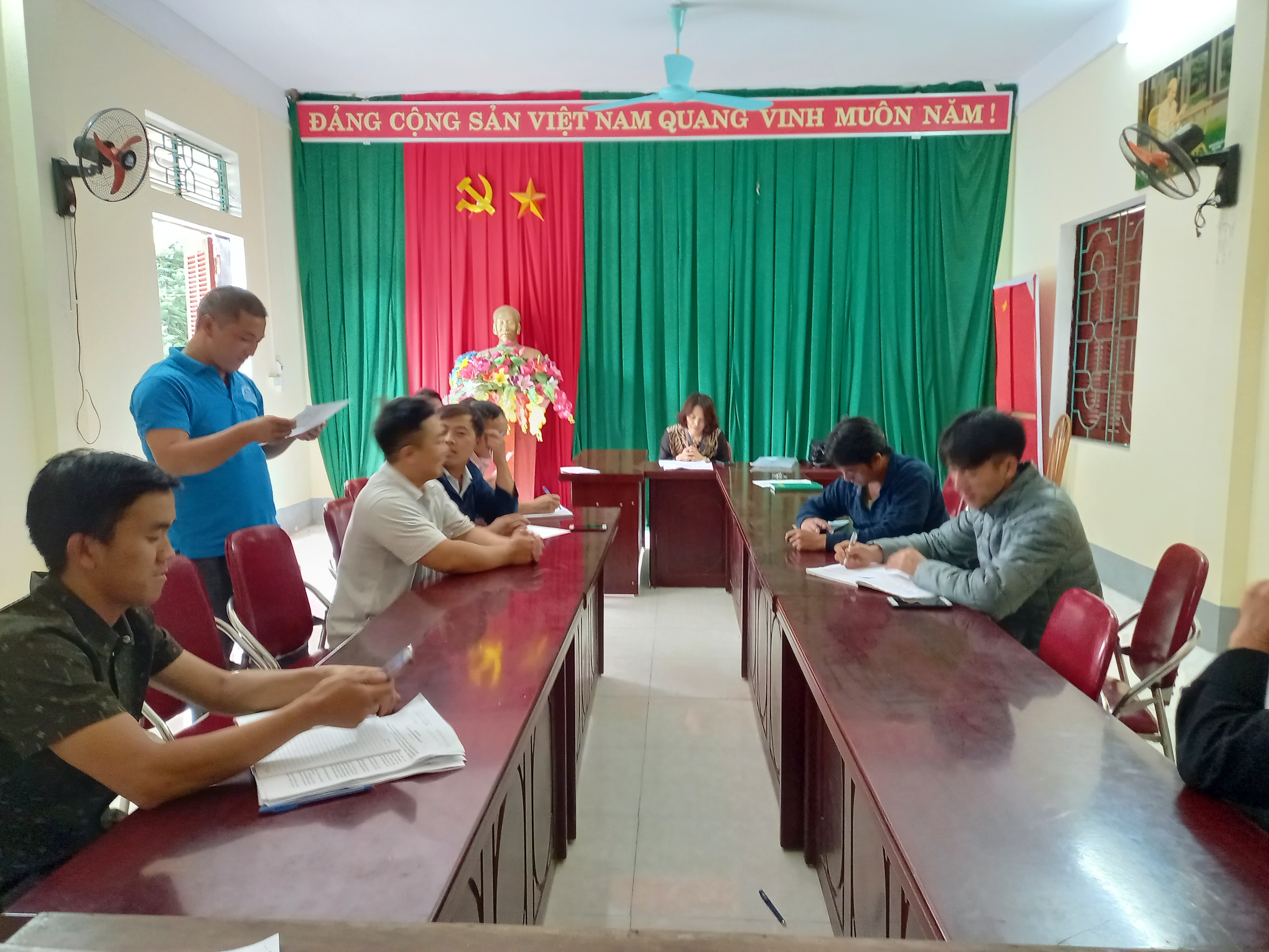 Bưu điện huyện Đồng Văn chi trả tiền dịch vụ môi trường rừng cho các tổ đại diện xã Lũng Phìn