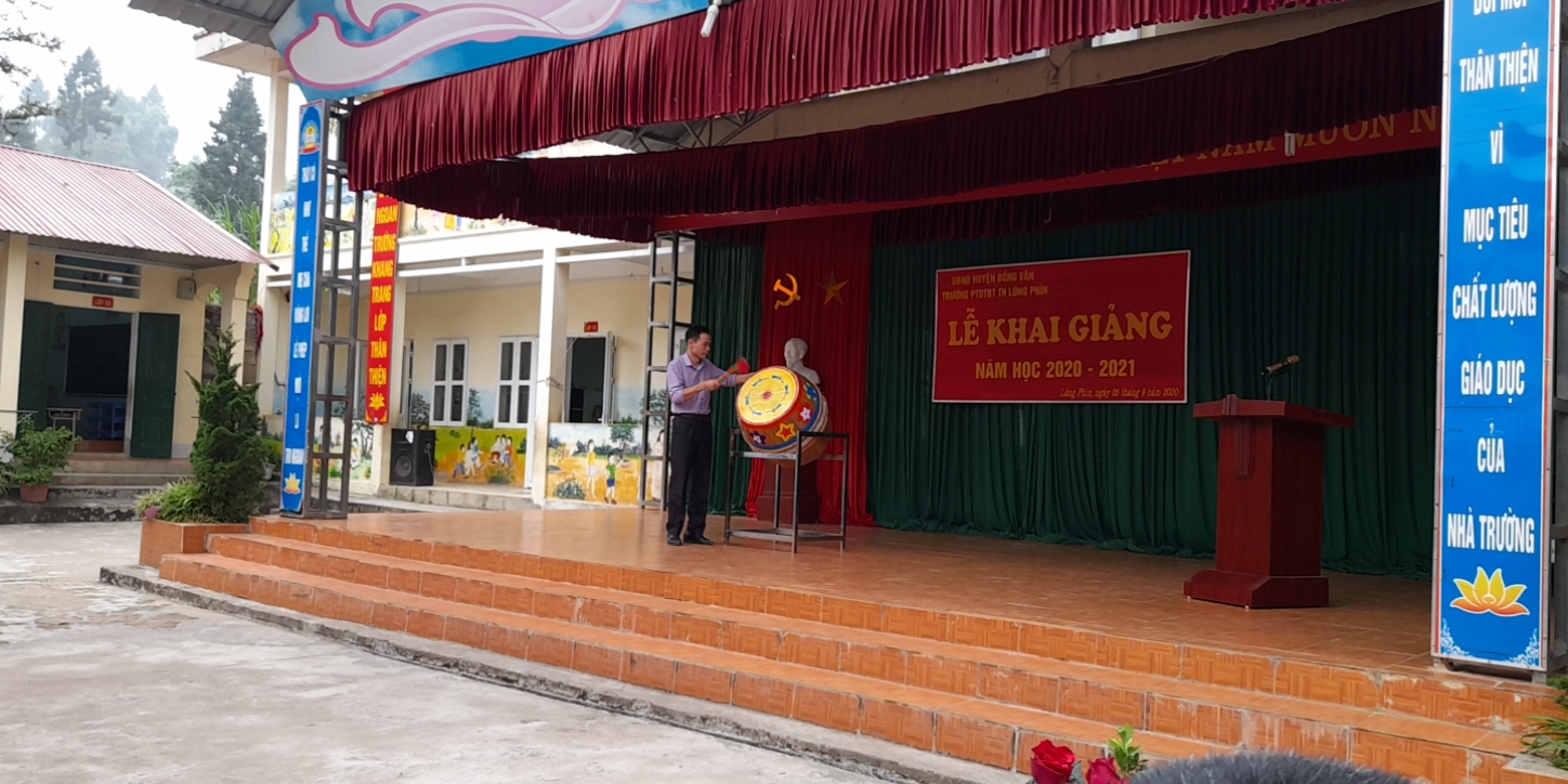 Các đơn vị trường học trên địa bàn xã Lũng Phìn khai giảng năm học mới