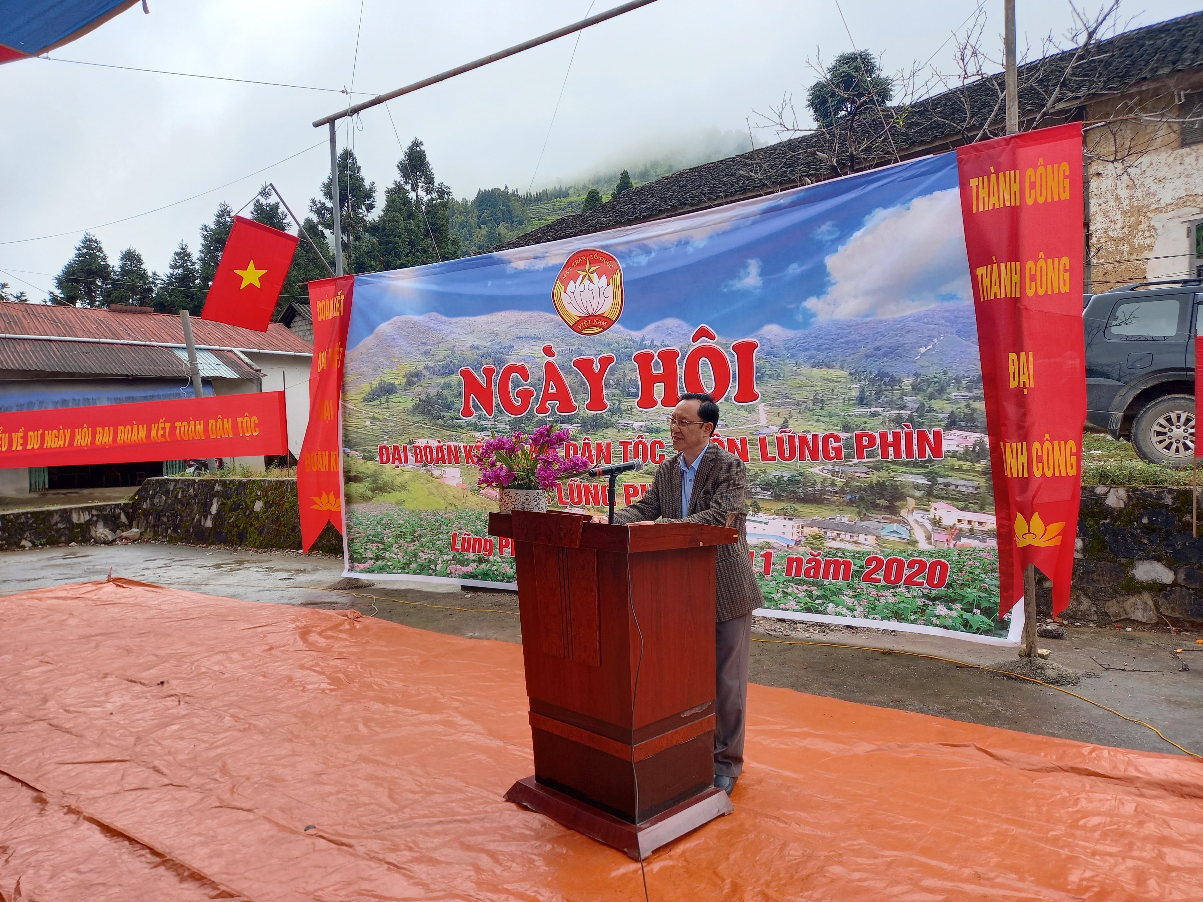 Tổ chức Ngày hội Đại đoàn kết toàn dân tộc thôn Lũng Phìn