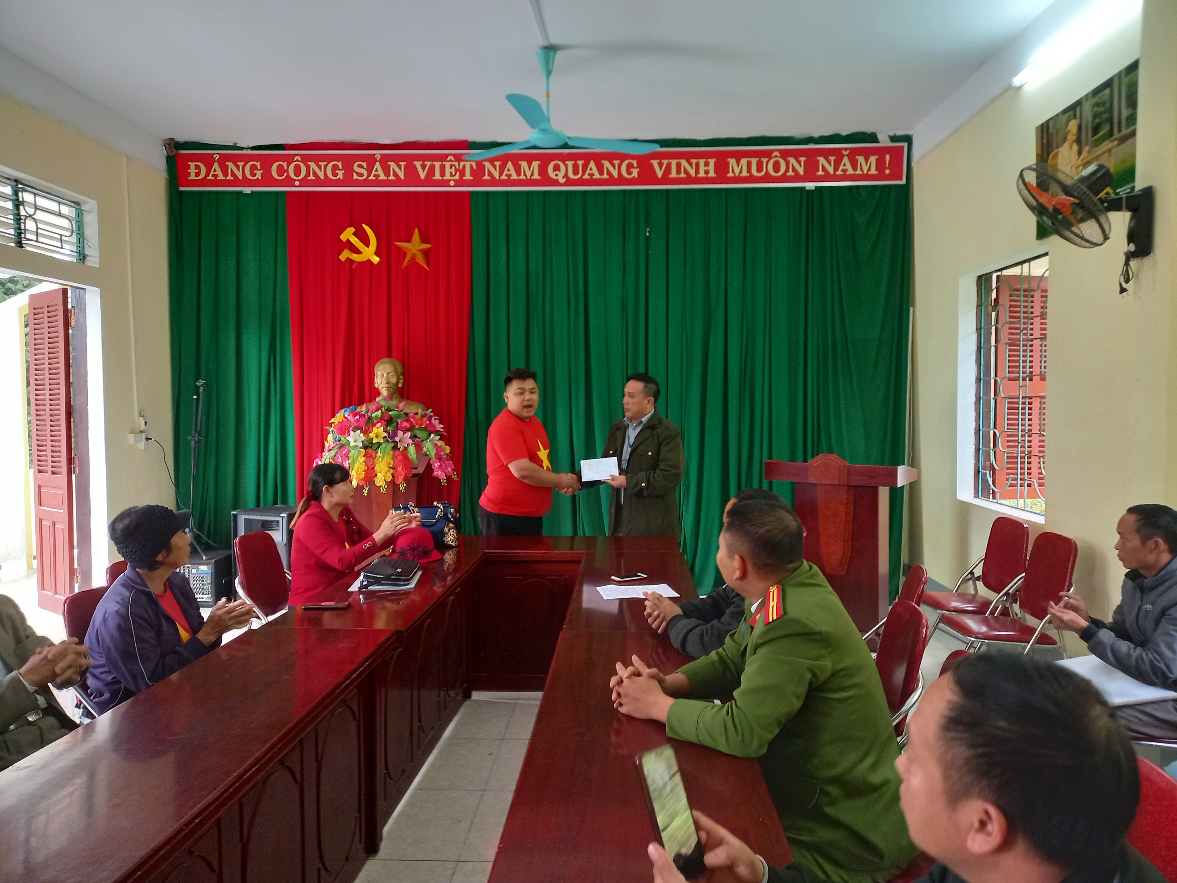 Đoàn từ thiện Phường Cộng Hòa, Yên Hưng, Quảng Ninh tặng quà cho các hộ nghèo xã Lũng Phìn